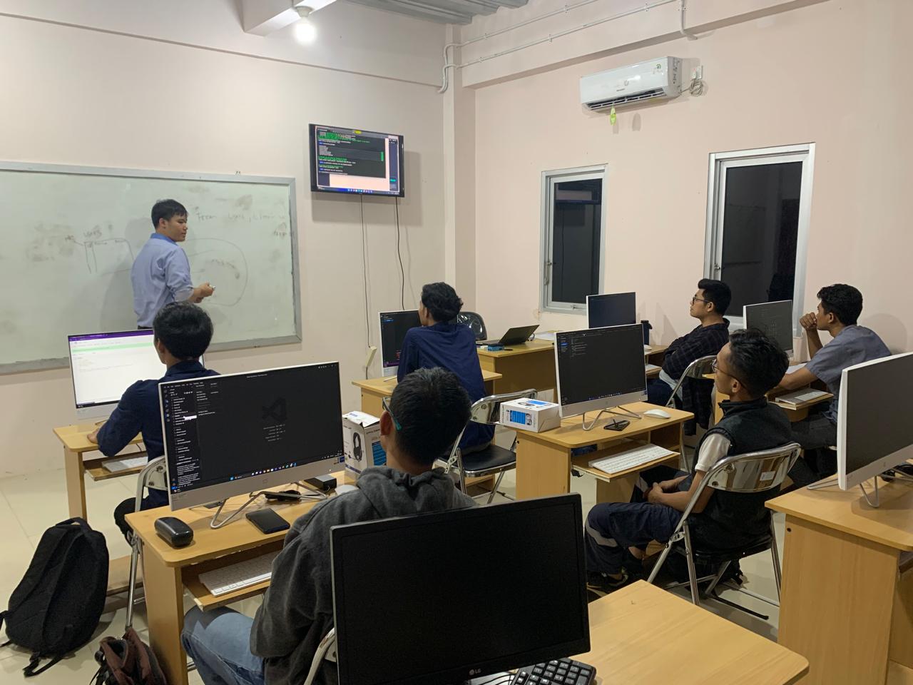 Perbedaan Ngoding Zaman Dulu dan Zaman Sekarang: Dari Manual ke Era AI